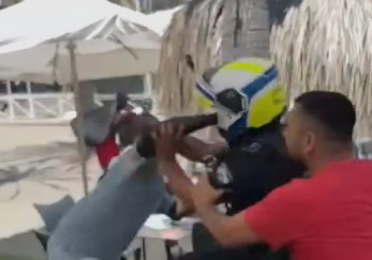 Street vendor violently attacks policeman who tried to seize his